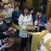 ▲	Bp Henryk Tomasik poświęcił różańce, które trafiły do „rodziców adopcyjnych”.