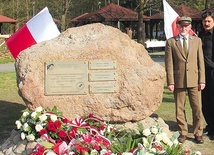 ◄	Przy obelisku stoją Piotr Kacprzak i autor projektu Jacek Szpak.
