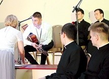 ▲	Klerycy biorący udział w konkursie do Elbląga przyjechali w piątek 13 kwietnia. Przesłuchania odbyły się w sobotę. Podsumowaniem imprezy był wieczorny koncert galowy.  