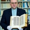 Uczestnicy mogli zapoznać się z najcenniejszymi zbiorami Biblioteki WSD „Hosianum”. Ks. Tomasz Garwoliński prezentował oryginalne notatki Mikołaja Kopernika.