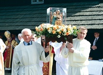 Kopia cudami słynącej figurki św. Anny Samotrzeciej. 