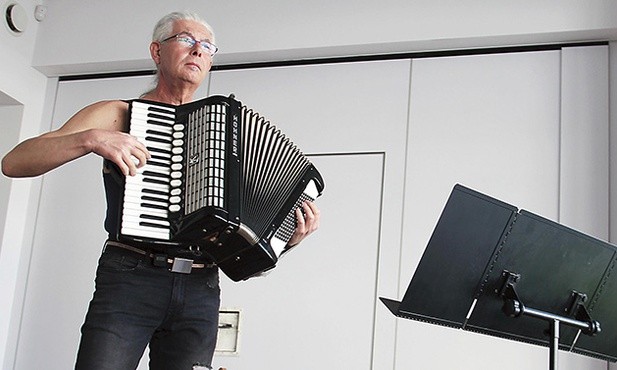Jacek Langiewicz jest muzykiem i postanowił podzielić się swoim talentem z sąsiadami.