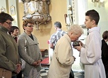 Członkowie margaretek uczcili relikwie św. Jana z Kęt.