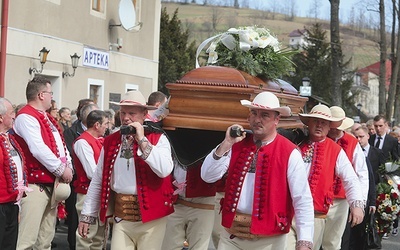 Duszpasterz spoczął wśród swoich parafian.