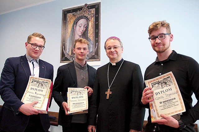 ▲	Zdjęcie laureatów etapu diecezjalnego z bp. Tadeuszem Lityńskim. Od lewej: Mateusz Pogonowski z II LO w Gorzowie Wlkp. (I m.), Kamil Szymczak z III LO w Zielonej Górze (II m.) i Łukasz Kazulak z II LO w Gorzowie Wlkp. (III m.).