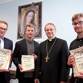 ▲	Zdjęcie laureatów etapu diecezjalnego z bp. Tadeuszem Lityńskim. Od lewej: Mateusz Pogonowski z II LO w Gorzowie Wlkp. (I m.), Kamil Szymczak z III LO w Zielonej Górze (II m.) i Łukasz Kazulak z II LO w Gorzowie Wlkp. (III m.).