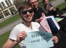 Młodzi chętnie sięgają po Pismo Święte, gdy ktoś wytłumaczy im, jak je czytać.