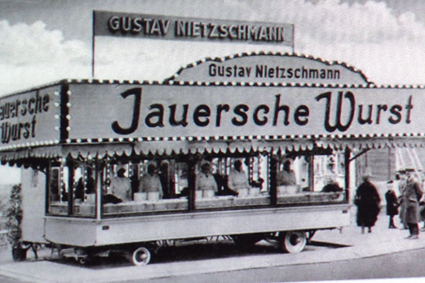 Food truck z 1933 roku. Promocja Jauersche Wurst w Berlinie.