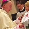 Biskup Jeż otrzymał jubileuszowy album z okazji 50 lat istnienia Katolickiej Poradni Rodzinnej.