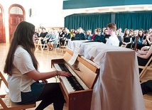 ▲	Na finał licealiści zorganizowali koncert szkolnych talentów.  	