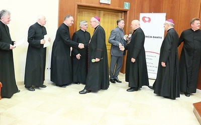 Nowym wicedziekanom gratulowali abp Stanisław Budzik i bp Mieczysław Cisło.