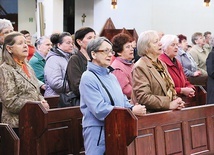 Parafianie chętnie zaglądają do domu Bożego przez cały dzień.