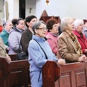 Parafianie chętnie zaglądają do domu Bożego przez cały dzień.