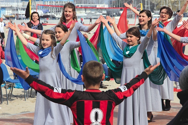 W części familijnej do modlitwy uwielbienia zaprosiła Diecezjalna Diakonia Tańca.