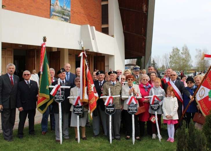 Pamiątkowe zdjęcie tych, którzy każdego roku pamiętają o Katyniu.