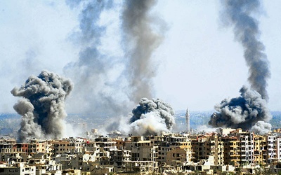 Dlaczego od 7 lat społeczność międzynarodowa nie jest w stanie zakończyć wojny w Syrii? Na zdjęciu: Duma płonąca po jednym z ataków syryjskiej armii.