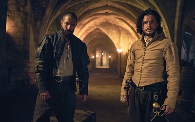 Tom Cullen, jako Guy Fawkes (z lewej), jeden z uczestników spisku, oraz Kit Harington, jako Robert Catesby, organizator i przywódca spisku.