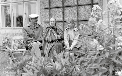 Zofia Kossak (w środku) z mężem Zygmuntem Szatkowskim i Marią Cybulską, w Górkach Wielkich, przed domkiem ogrodnika w 1960 roku.