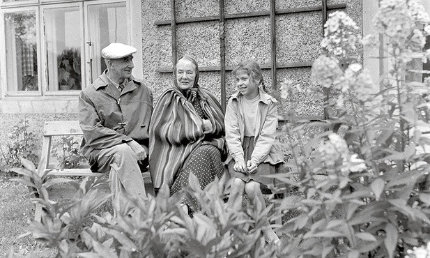 Zofia Kossak (w środku) z mężem Zygmuntem Szatkowskim i Marią Cybulską, w Górkach Wielkich, przed domkiem ogrodnika w 1960 roku.