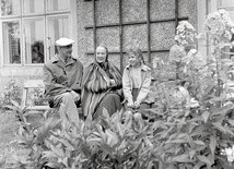 Zofia Kossak (w środku) z mężem Zygmuntem Szatkowskim i Marią Cybulską, w Górkach Wielkich, przed domkiem ogrodnika w 1960 roku.