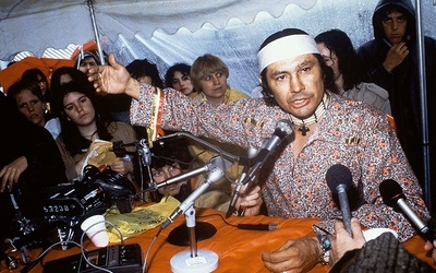 Russell Means, samozwańczy przywódca duchowego odrodzenia Indian.