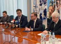 Konferencja prasowa po podpisaniu umowy. Siedzą od lewej: Łukasz Janczyk, Konrad Frysztak, Radosław Witkowski i Krzysztof Zalibowski