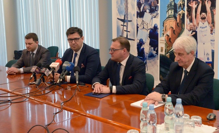 Konferencja prasowa po podpisaniu umowy. Siedzą od lewej: Łukasz Janczyk, Konrad Frysztak, Radosław Witkowski i Krzysztof Zalibowski