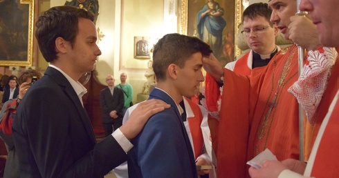 Biskup Osial udzielił w Skierniewicach gimnazjalistom sakramentu bierzmowania