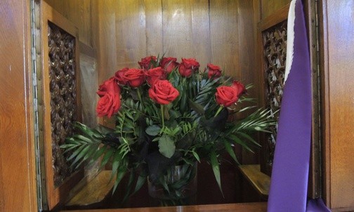 Róże pojawiły się w konfesjonale, w którym zazwyczaj spowiadał ks. prałat Józef Śliż
