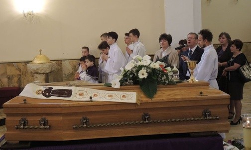 Przedstawiciele rady parafialnej z Wapienicy żegnali swojego długoletniego proboszcza