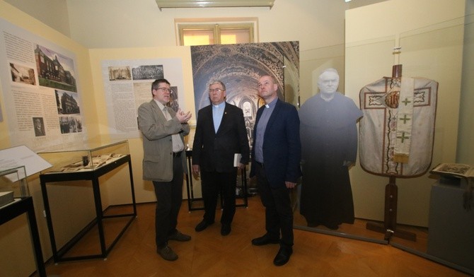 Ks. Chrząszcz w Willi Caro