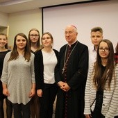 Bp Andrzej F. Dziuba i laureaci konkursu