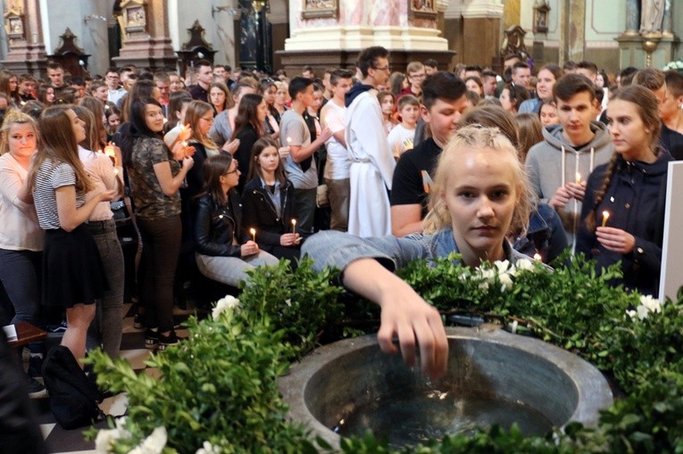 Po odnowieniu przyrzeczeń chrzcielnych młodzi indywidualnie podchodzili do chrzcielnicy