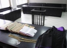  Bóg na ławie oskarżonych