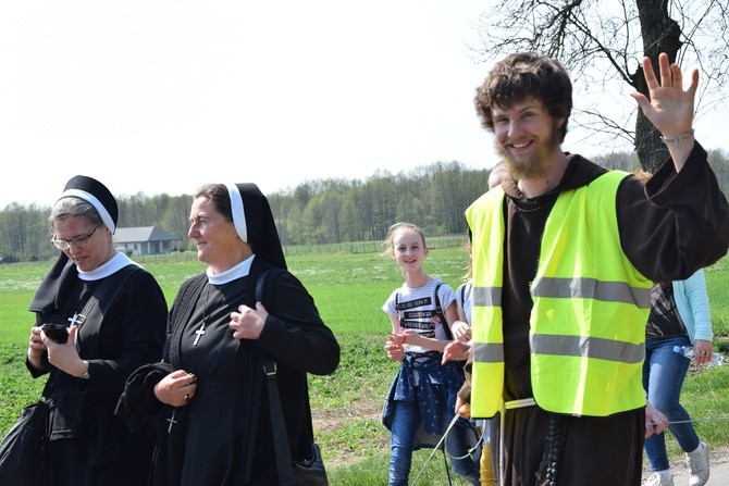 Pielgrzymka ze Roszkowej Woli do Żdar