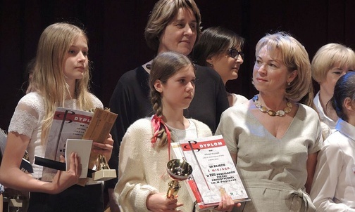 Laureatki i ich opiekunki na scenie BCK