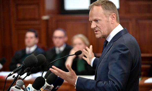 Tusk przed sądem: Nie jest zadaniem premiera i prezydenta wpływanie na decyzje dot. lądowania