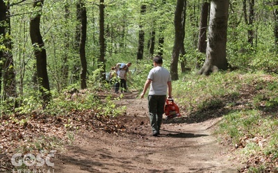 Sprzątanie okolicy kaplicy