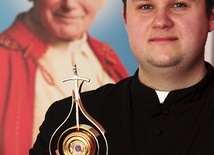 Relikwie św. Jana Pawła II towarzyszą ks. Łukaszowi Urbankowi w jego pracy duszpasterskiej. 