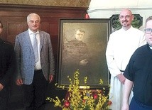 Pamiątkowe zdjęcie przy obrazie założyciela zgromadzenia.