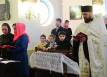 ▲	Ks. Mikołaj Dziewiatowski udzielił wiernym indywidualnego błogosławieństwa.