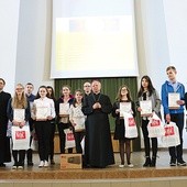 ▲	Laureaci z bp. Henrykiem Tomasikiem, ks. Jarosławem Wojtkunem i organizatorami ks. Stanisławem Łabendowiczem (z lewej) i ks. Wojciechem Wojtyłą.