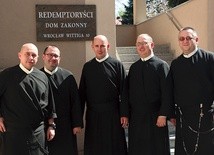 Od prawej ojcowie: Jarosław Krawczyk, Ryszard Niziołek,  Damian Simonicz, Wojciech Wilgowicz, Mariusz Simonicz. Na zdjęciu brakuje o. Zdzisława Pietkiewicza.