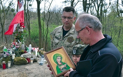 Rodziny zamordowanych wręczyły prof. Szwagrzykowi ikonę Matki Bożej Grudzienieckiej wraz z błogosławieństwem.