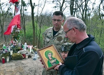 Rodziny zamordowanych wręczyły prof. Szwagrzykowi ikonę Matki Bożej Grudzienieckiej wraz z błogosławieństwem.