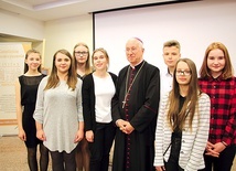 ▲	Biskup Andrzej F. Dziuba z laureatami.