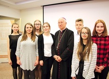 ▲	Biskup Andrzej F. Dziuba z laureatami.