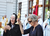 ◄	Podobnie jak w latach ubiegłych, tak i w tym roku w spotkaniu będą uczestniczyły w swoich relikwiach święte i błogosławione niewiasty.