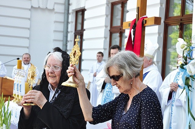 ◄	Podobnie jak w latach ubiegłych, tak i w tym roku w spotkaniu będą uczestniczyły w swoich relikwiach święte i błogosławione niewiasty.