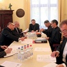 ▲	W trakcie spotkania ustalono skład personalny komisji tematycznych, a także omówiono program pracy synodu  na najbliższe miesiące. Więcej: zgg.gosc.pl.